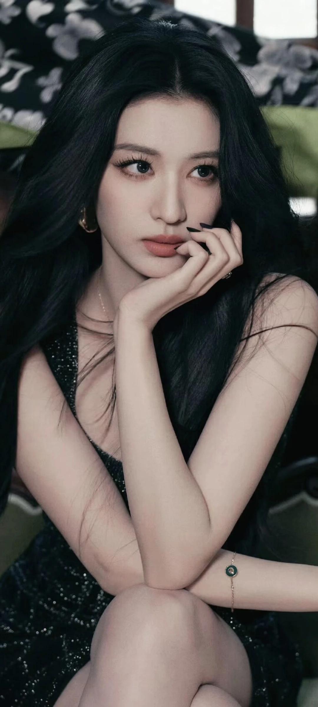  王楚然写真壁纸～慵懒坐姿+清冷颜值，性感藏在每一个细节里！