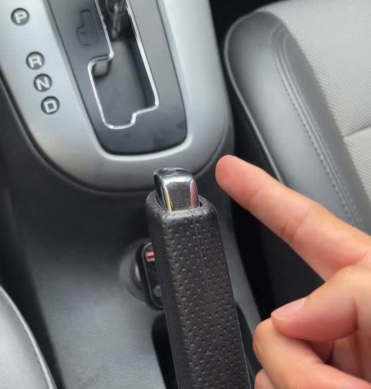 千万别这样挂挡。很多人停车时习惯一停稳就从D挡直接推到P挡，拉起手刹再熄火。