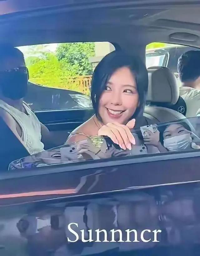 偶遇赵奕欢，不愧是宅男女神，瘦而有料身材火辣，忍不住多看一眼