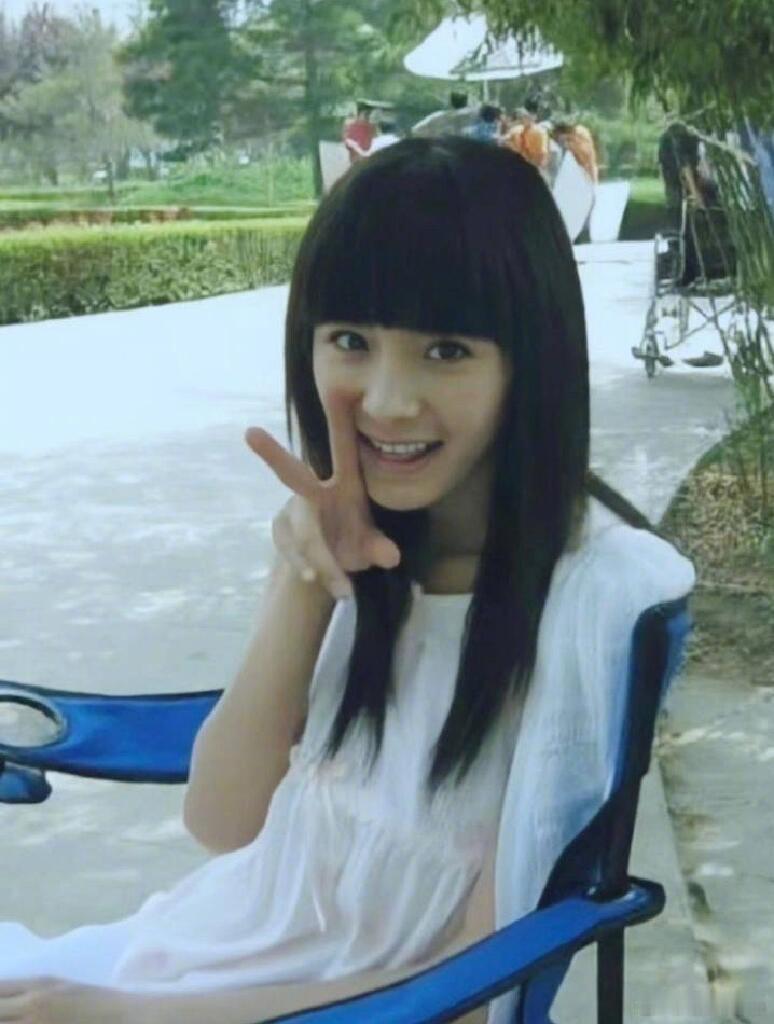 杨幂大学上形体课照片杨幂真的可以一直被考古，太灵了！！