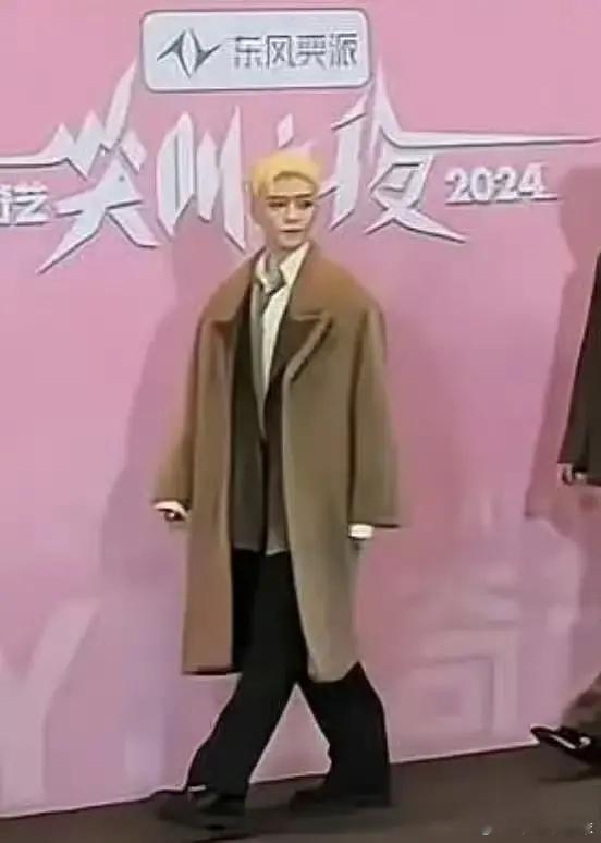 侯明昊看起来还没有🌸高，原来才1.7左右吗？这样演剧好没苏感