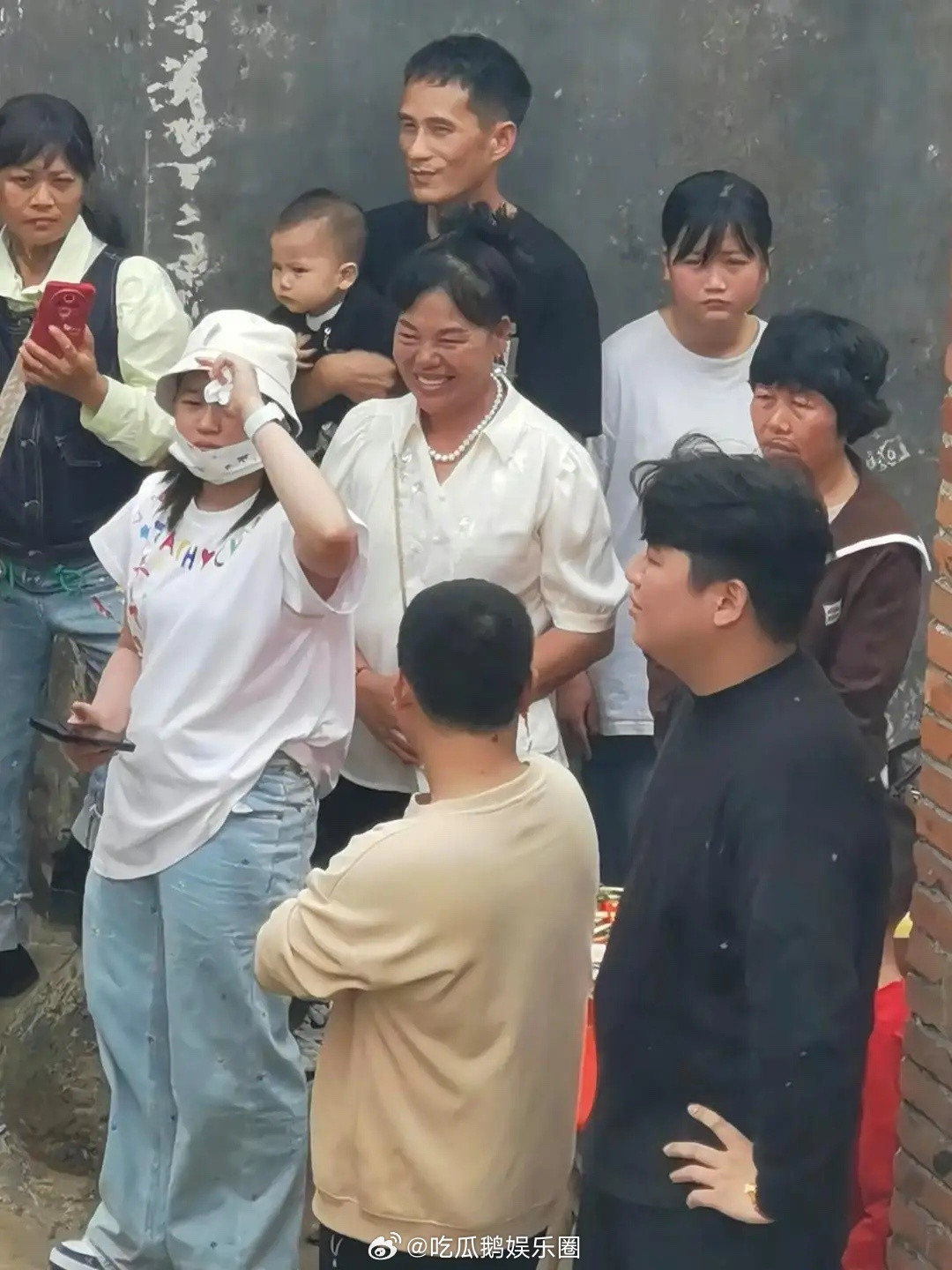 19岁全红婵到外婆家拜年，她的打扮好朴素，身材看起来又丰腴了一点，整个人很壮硕，