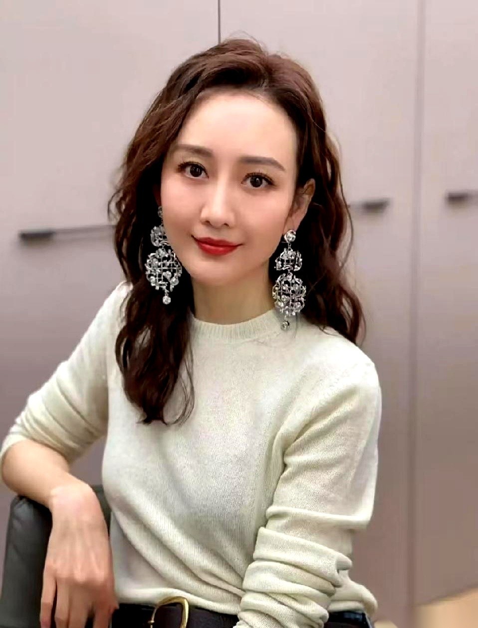 聊起43岁的王鸥，你才会发现她这套人生打法有多绝。卡里有拍戏赚来的存款，手头经营着自己的服装品牌，甚