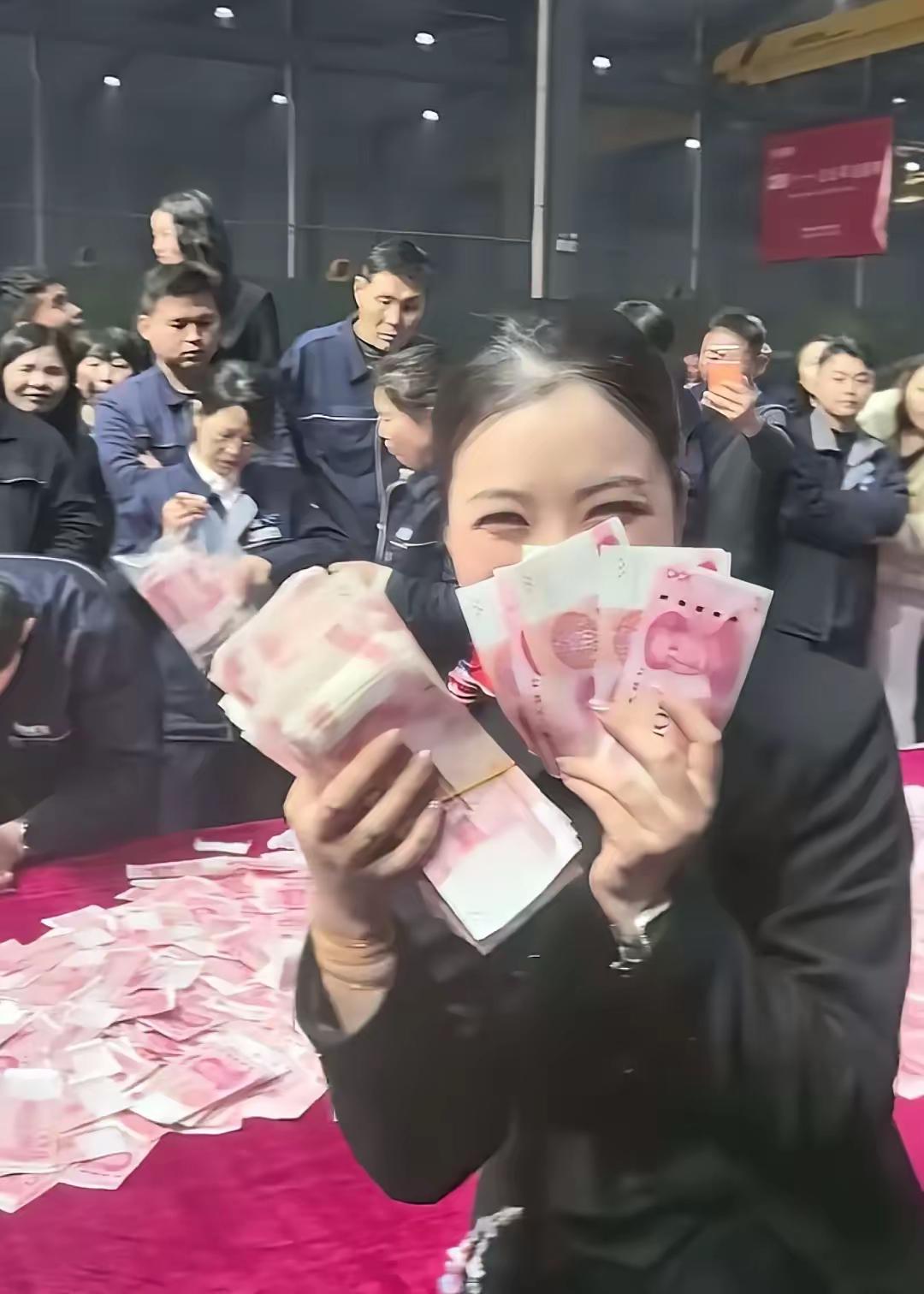 崔培军的福报来了，都是过年发钱惹得“祸”，河南矿山集团开工首日便被包围，大量客户