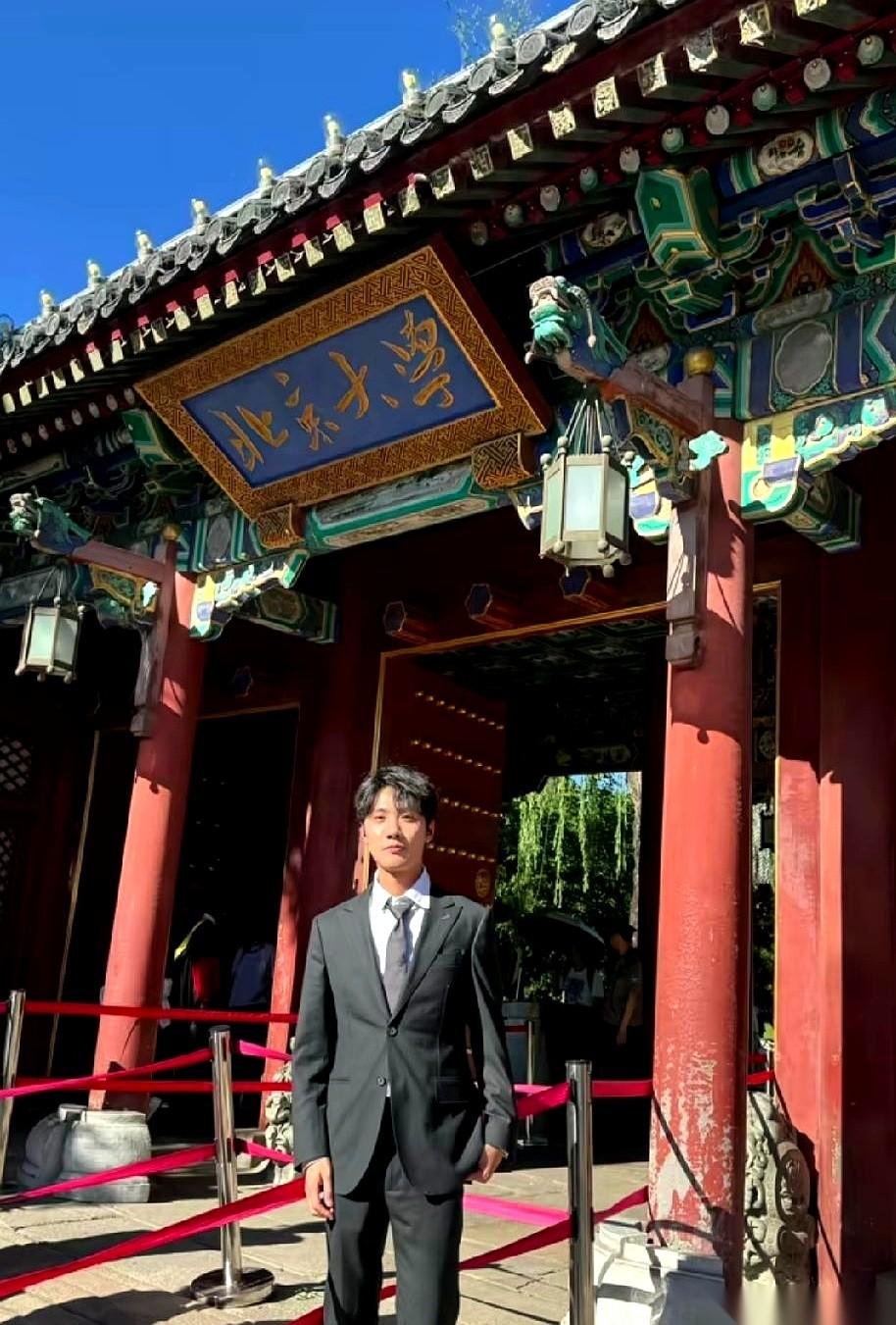 主播圈子里那个上海交大的高材生鹏鹏，又干了件大事。他悄悄考上了北大的研究生。
