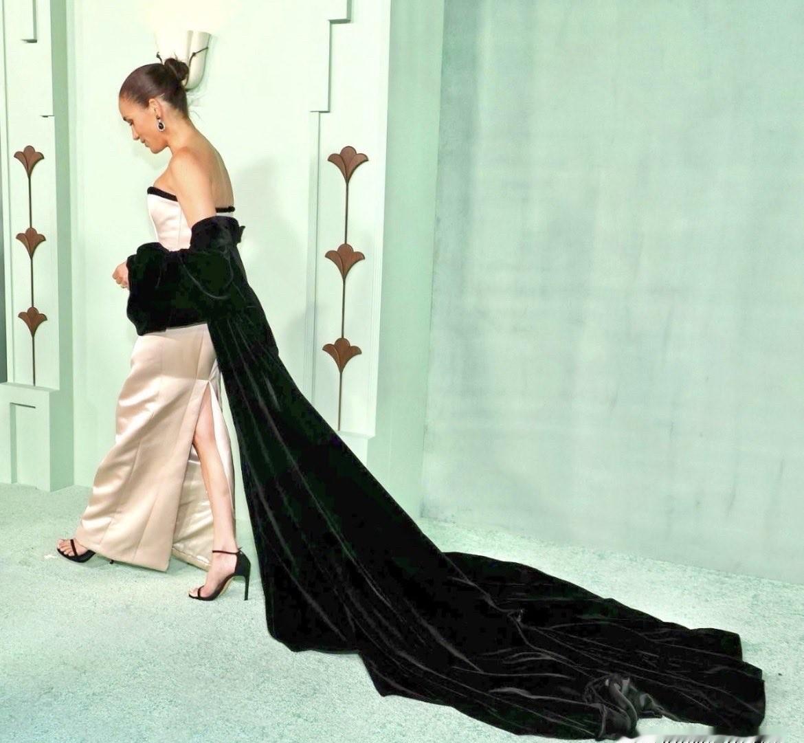 梅根这身奶油色战袍，选得太狠了。一根肩带都没有，却像穿了全身铠甲。她去的不是