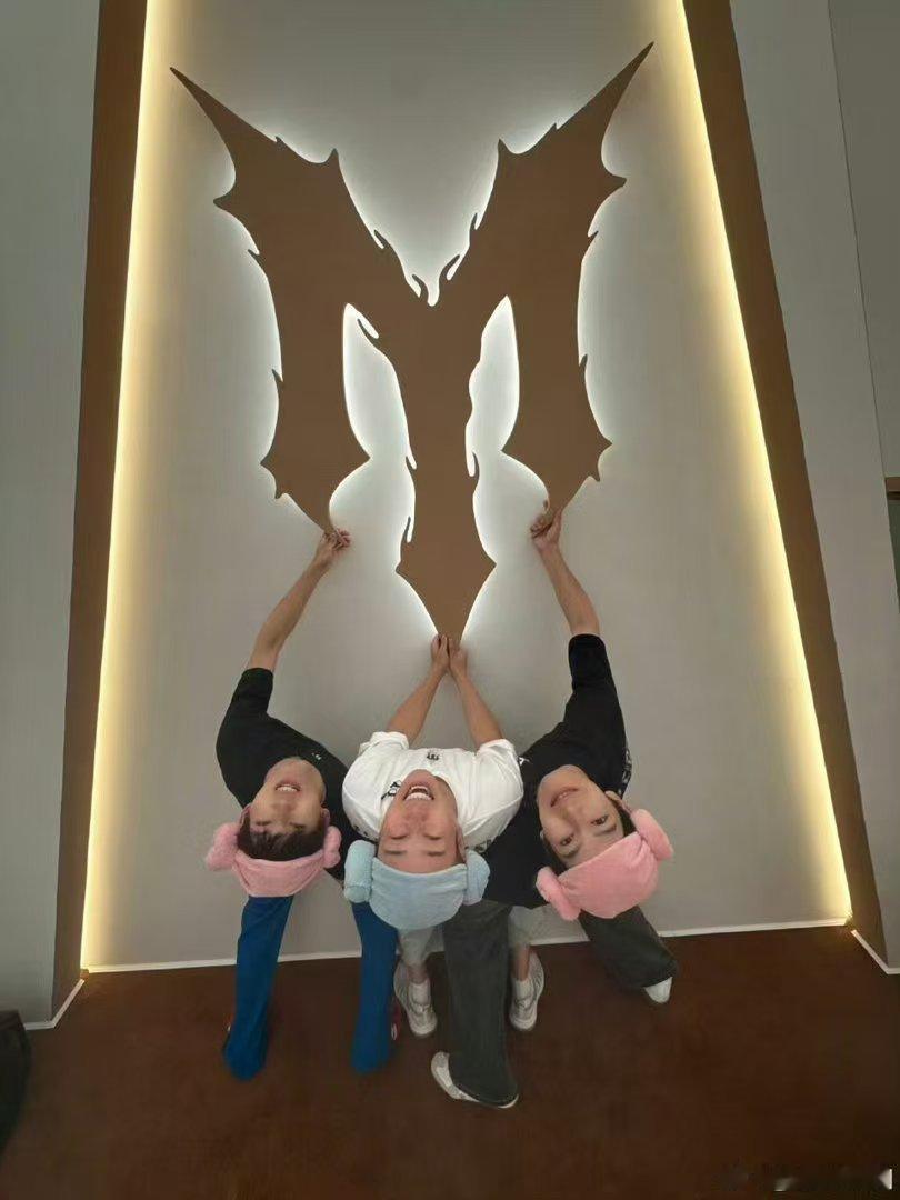披哥变披荆斩棘的澡堂子披荆斩棘一边王传君野人风舞台装，坐等洗澡?一边小沈阳毛