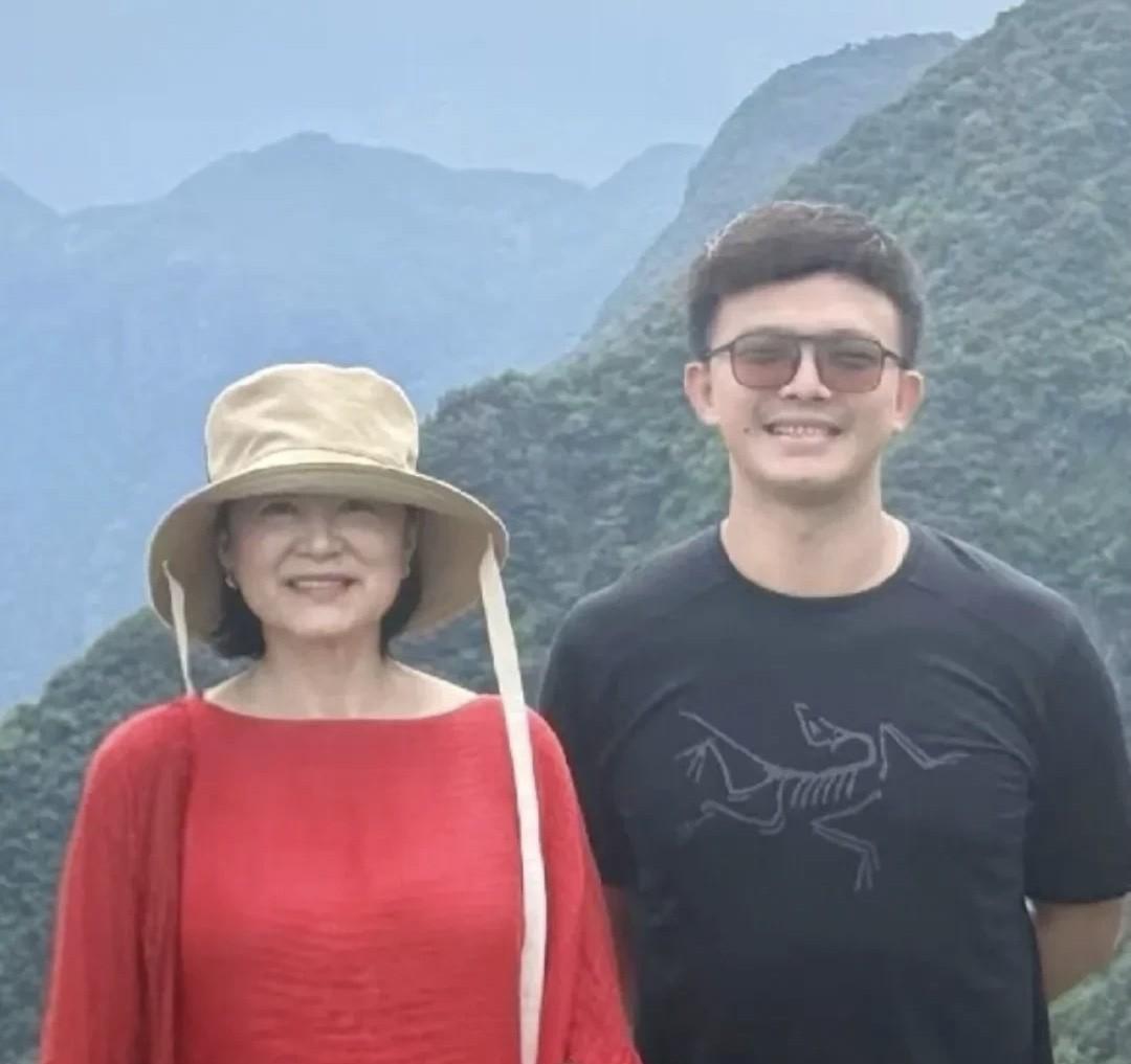 当年再美的一个女神，现在也是大妈的样子，老的认不出了。不过这样的状态还是挺不错