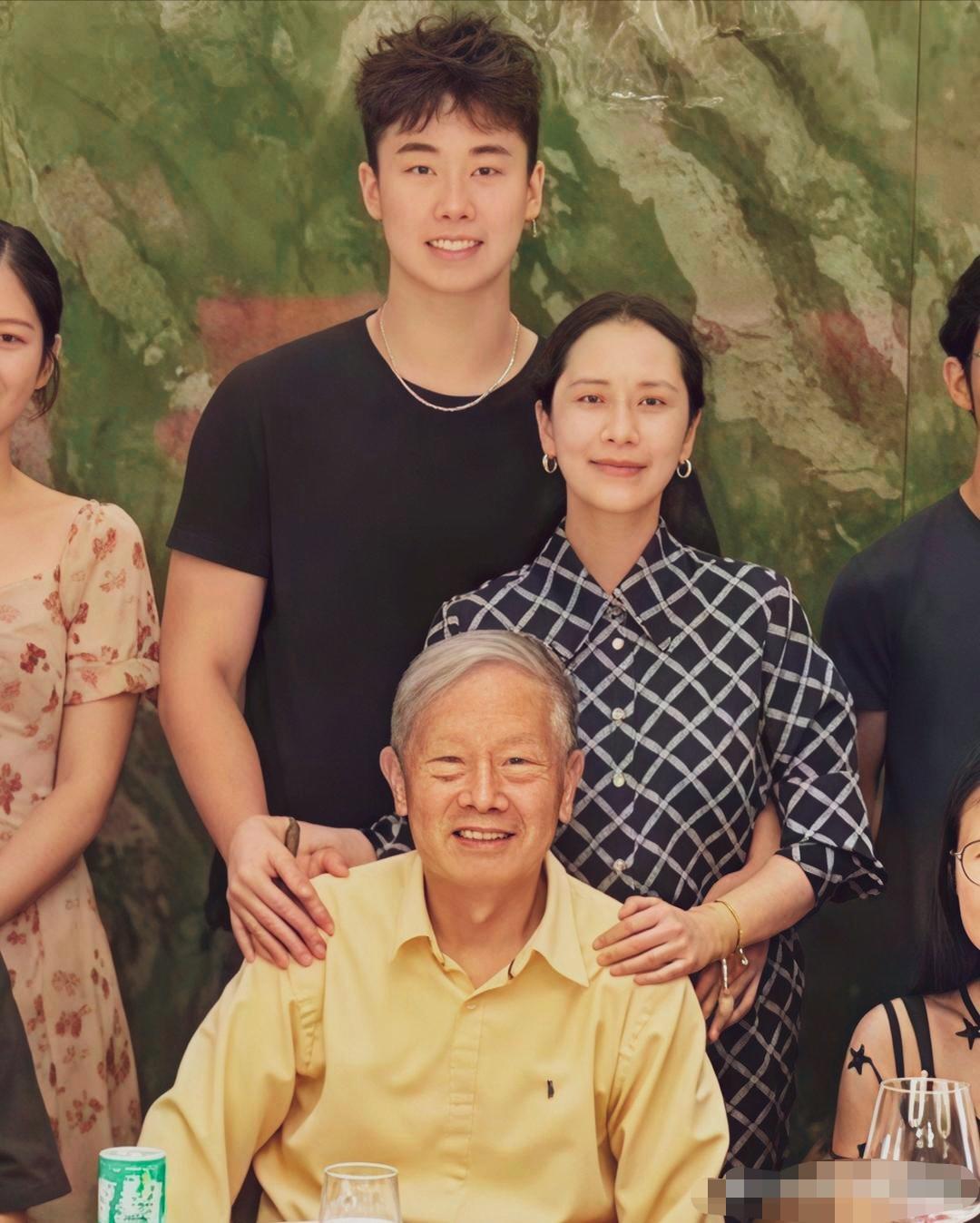 海清与家人一起合影照，素颜出镜的海清皮肤紧致光滑。儿子高大帅气五官清秀，眉眼特别