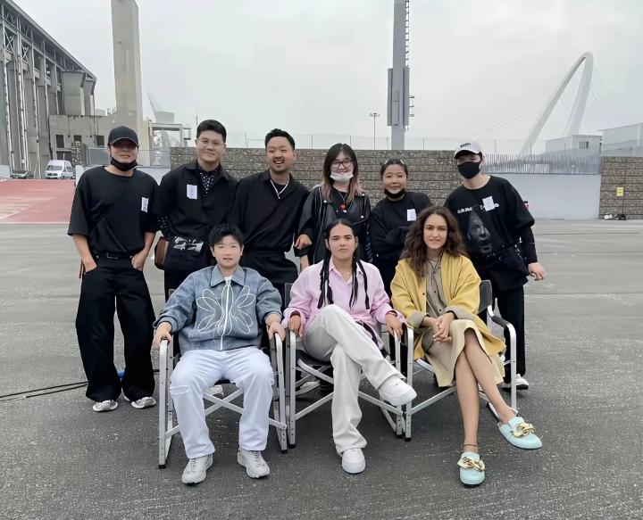 莎宝的C位体质真的刻进DNA里了！这张照片里莎莎旁边挨着波多黎各名将迪亚斯、德国