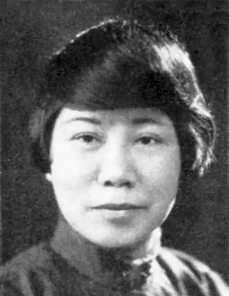 1901年，杨绛的三姑母杨荫榆，17岁就被迫嫁给了蒋家的傻儿子。新婚夜，她掀开盖
