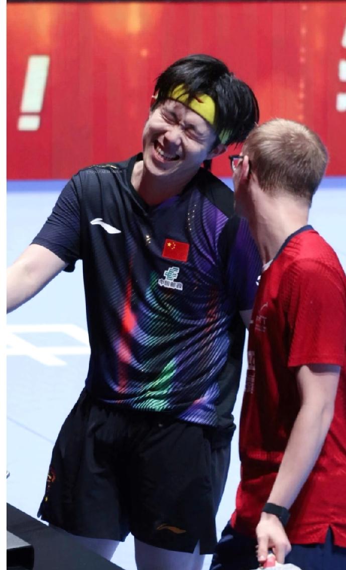 澳门世界杯封神一幕！王楚钦赢球后和对手笑成一团，这才是体育最美的样子谁懂啊