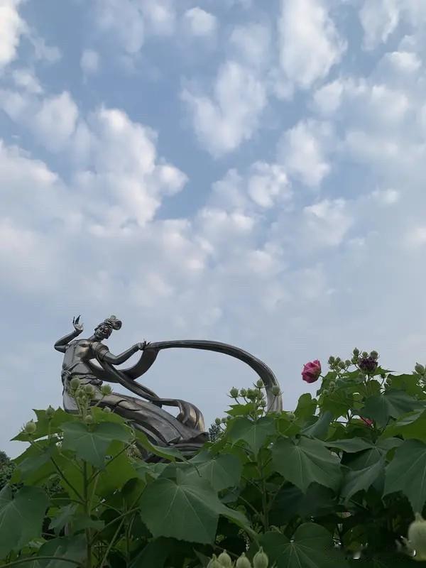 读读古人的诗词；都非常形容；飞流直下三千尺；疑是银河落九天；两岸猿声啼不住；轻舟