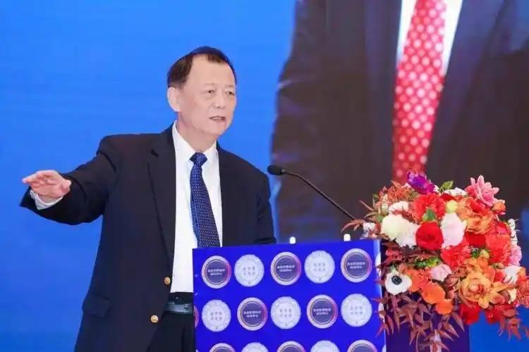 姚景源教授说：“现在总说有一百多万亿存款，但不宜只讲人均存款多少万，其实没有太大
