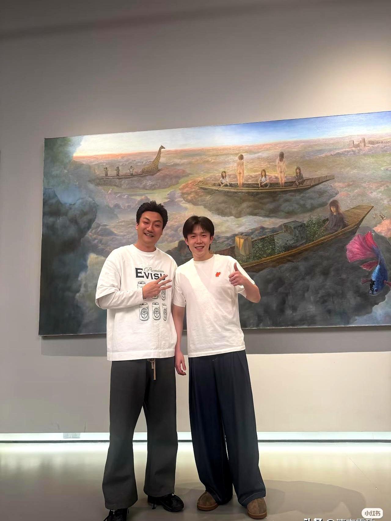 牛盾发三人合影，一句“2026陪头哥同姐小聚”，评论区立刻炸锅，“同里头”梗刷屏