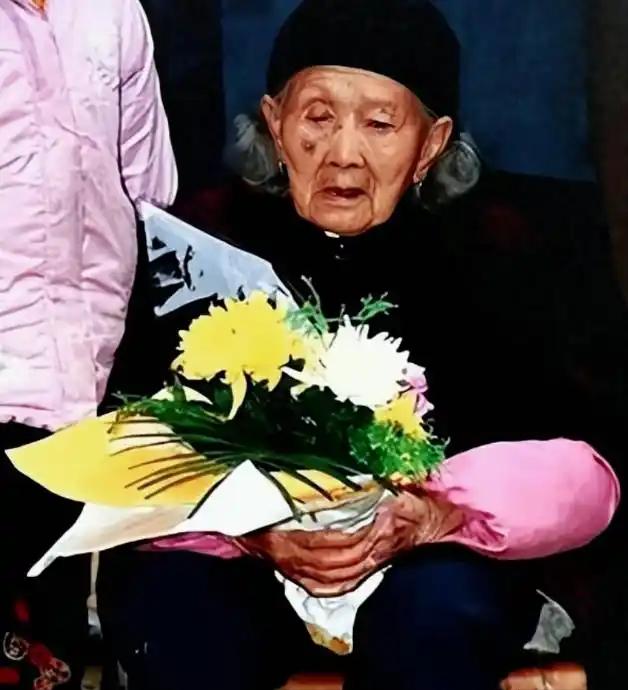 1944年，一个寡母把一团棉花塞进7岁儿子的嘴里。又用力地捂着儿子的嘴巴，直到孩