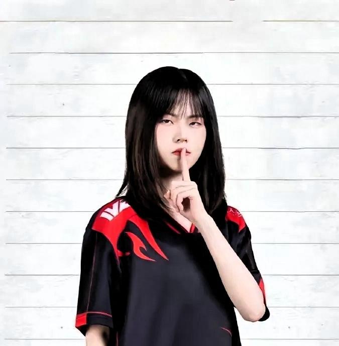 一个16岁少女，因为家人反对打游戏，独自搬出家，靠接单养活自己！四年之后，她靠打