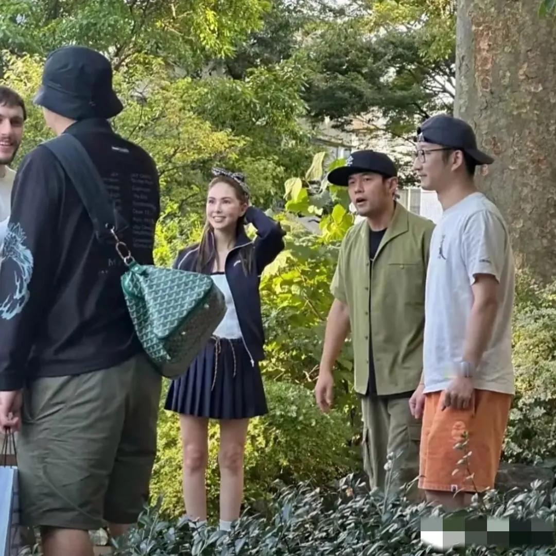 周杰伦昆凌夫妇在日本代官山同框：32岁的昆凌虽身着少女装，但眼睛凹陷，下巴前倾，
