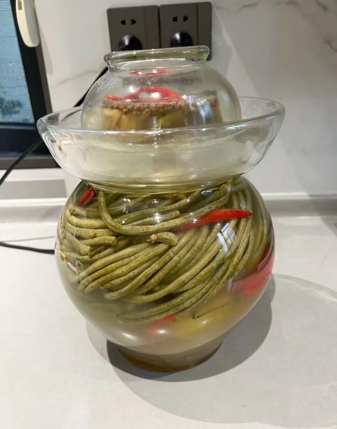 弟媳妇去年买房借了我十二万，上礼拜来还钱端了一罐自家泡的酸豆角，我讲利息呢，