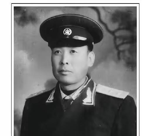 1943年，八路军排长伪装汉奸，在日军宴会上大吃大喝，旁边一个日军头目问：“你是