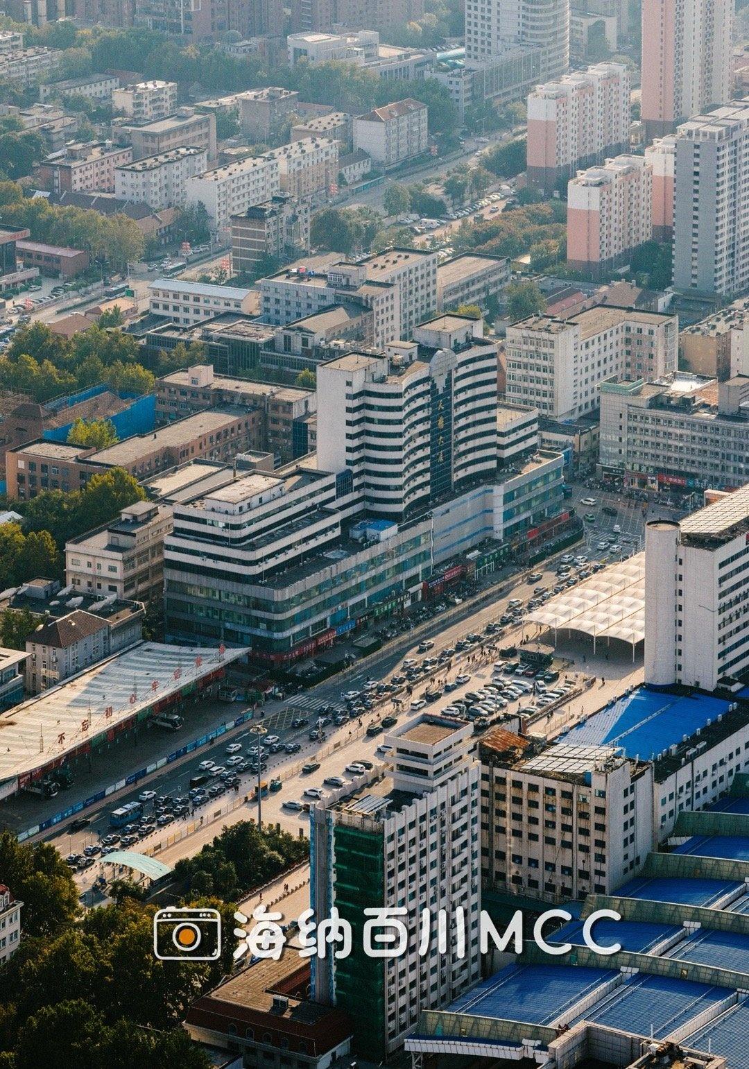 🟠阿海今天航拍时注意到：天龙大厦一楼北侧的商铺区域已陆续搭建起绿色围挡，意味