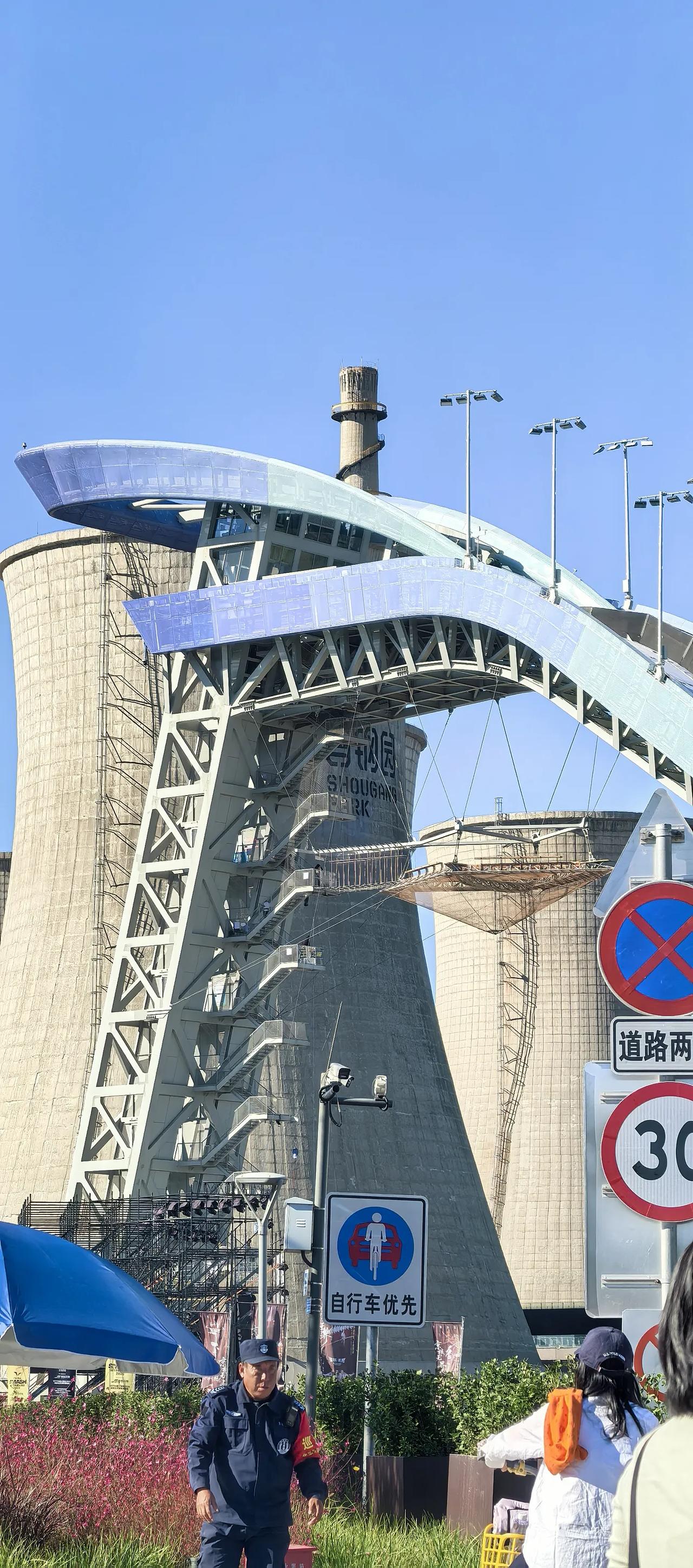 国内15个“最难”城市，看看你认同吗：1.上海：娶妻难2.北京：落户难3.