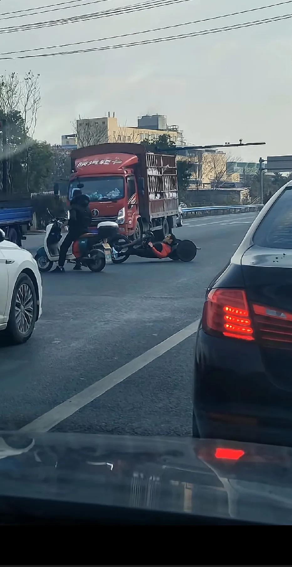 这是什么车？不细看，还以为是发生了什么事……躺着“开”？这能注意力集中开？看的都