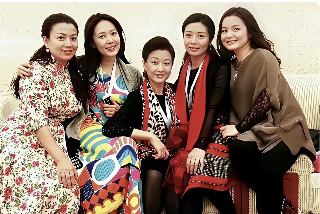 这张合影里五位歌唱家，全是金铁霖老师的得意高徒，经常同台登上各大晚会，个个实力出