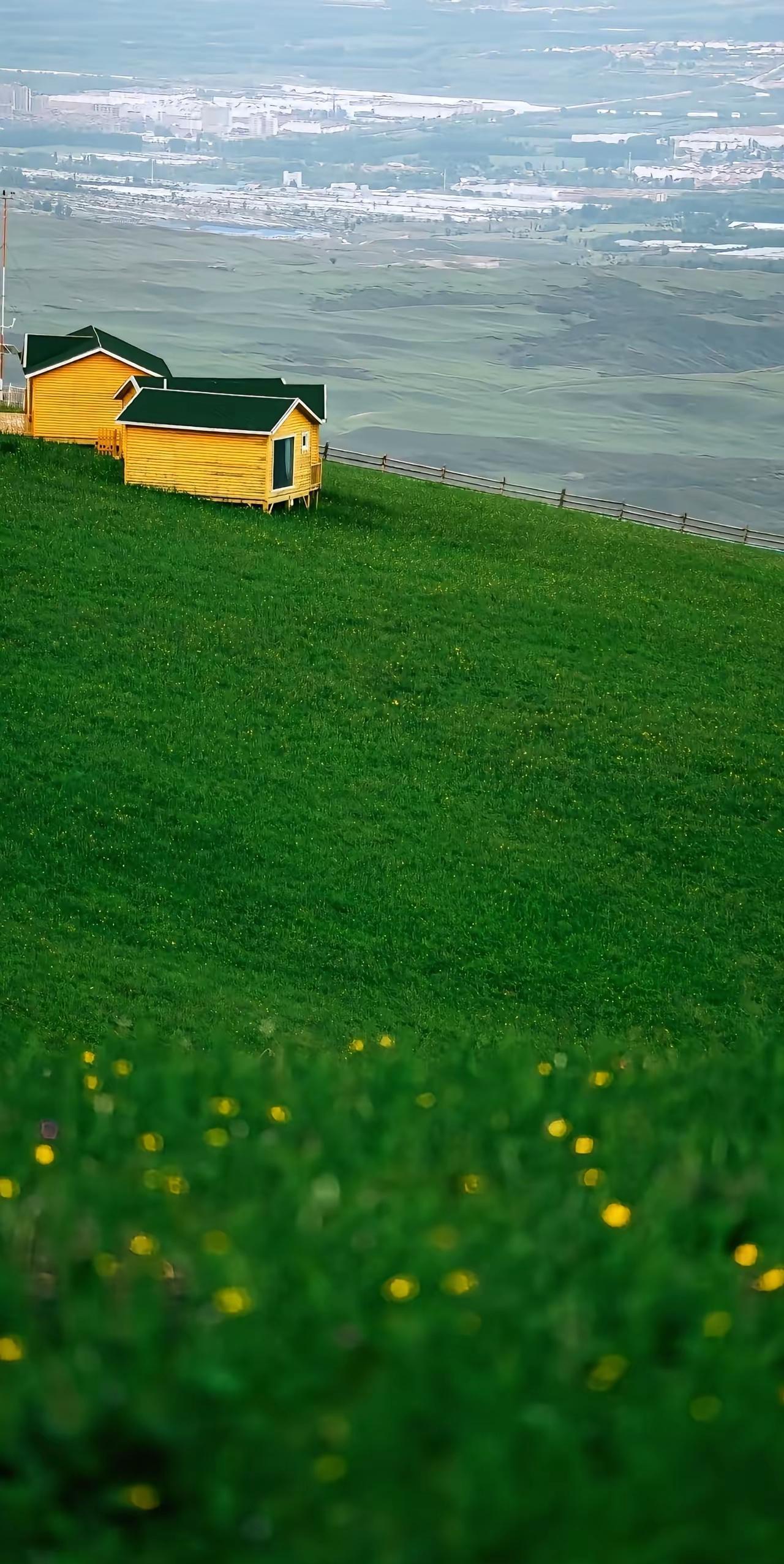 罗翔老师说：“人最有魅力的时候，就是对周围的一切人和事物都不在乎的时候。不在乎他