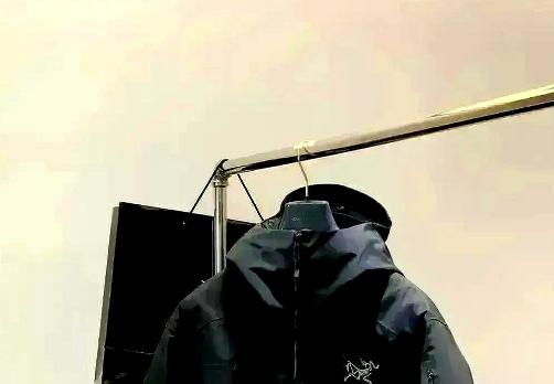 三里屯，一个年轻人刷了8200块买了件始祖鸟，转身就把吊牌撕了，直接扔进垃圾桶，