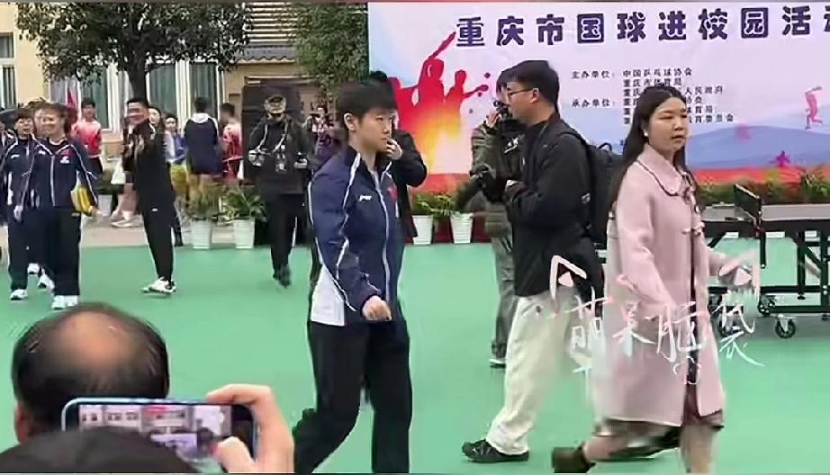 果然莎莎到重庆，立马走进学校。现场人声鼎沸，坐旁边的领导笑的合不拢嘴。莎莎到重