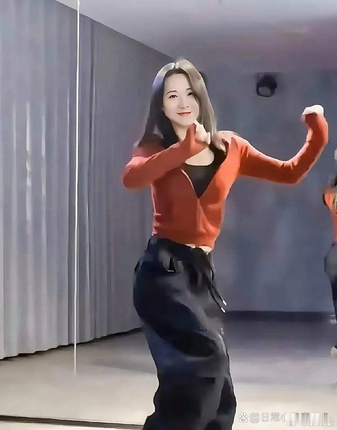 这居然是贾玲？变化也太大了，若不仔细看真的快认不出来，状态和以往反差超明显～