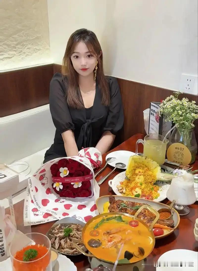吃饭偶遇奇葩女，老公都不淡定了今天闲着没事，老公带我去吃火锅，到了火锅店，就听