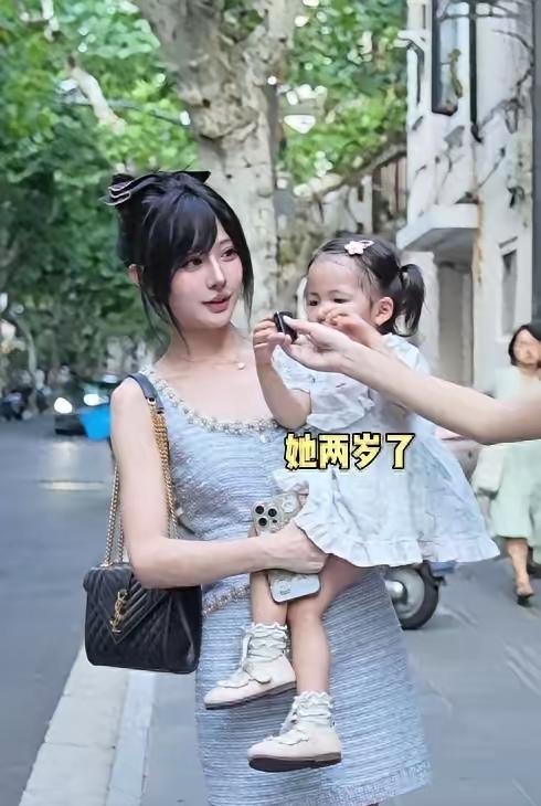 人说说人家为什么一个人带孩子，还能把自己收拾那么精致的？所以人跟人真的不一样