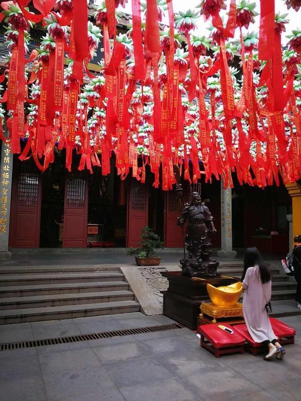 杭州天下第一财神庙幽默劝返刷屏！一句话劝退数万求财人，全网笑喷又共情2月21