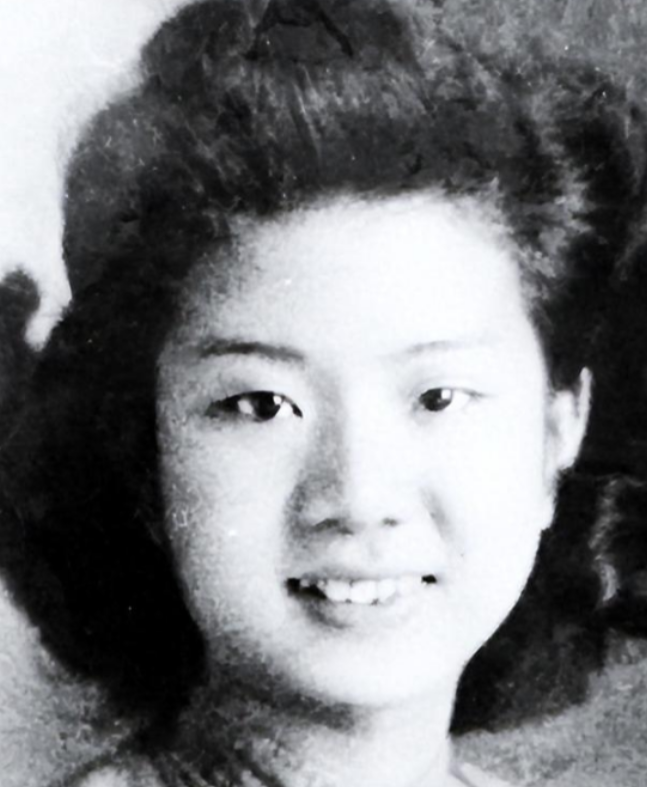 1949年，军统特务毛森抓到了一个交际花小姐，在审讯期间，毛森扒下她的衣服，露出