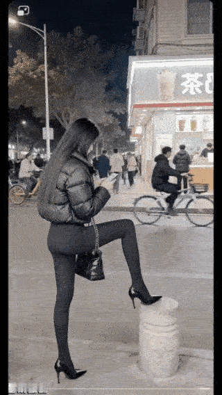 这姑娘真会摆姿势！