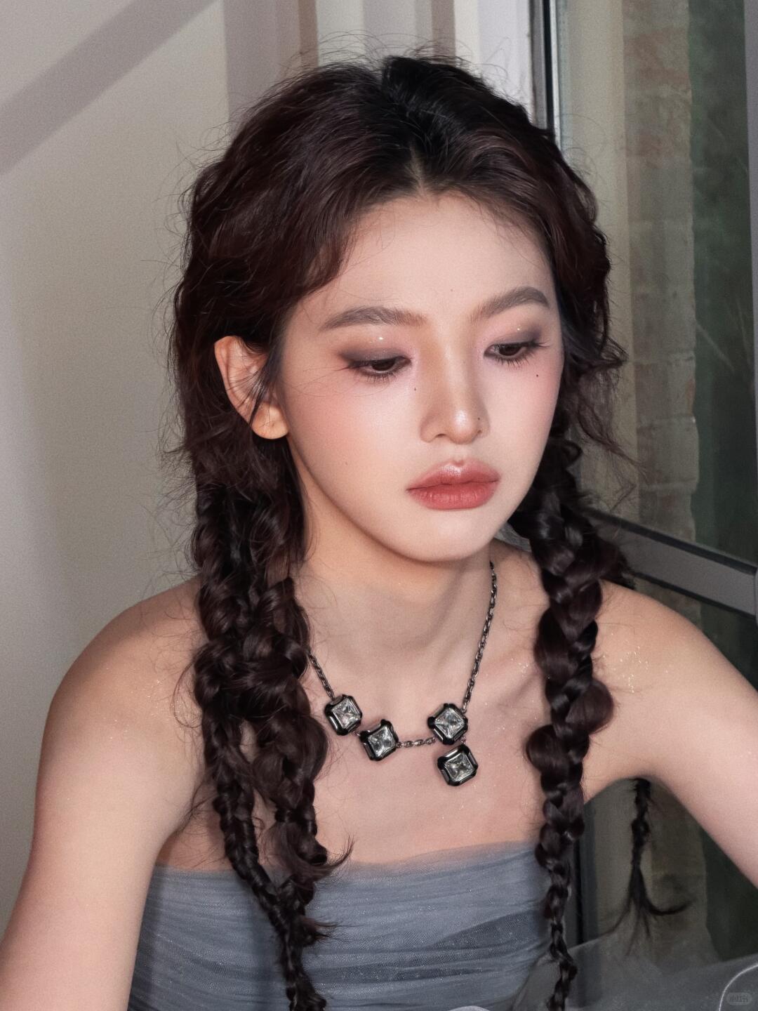 怎么感觉化妆师这里的修图更好看