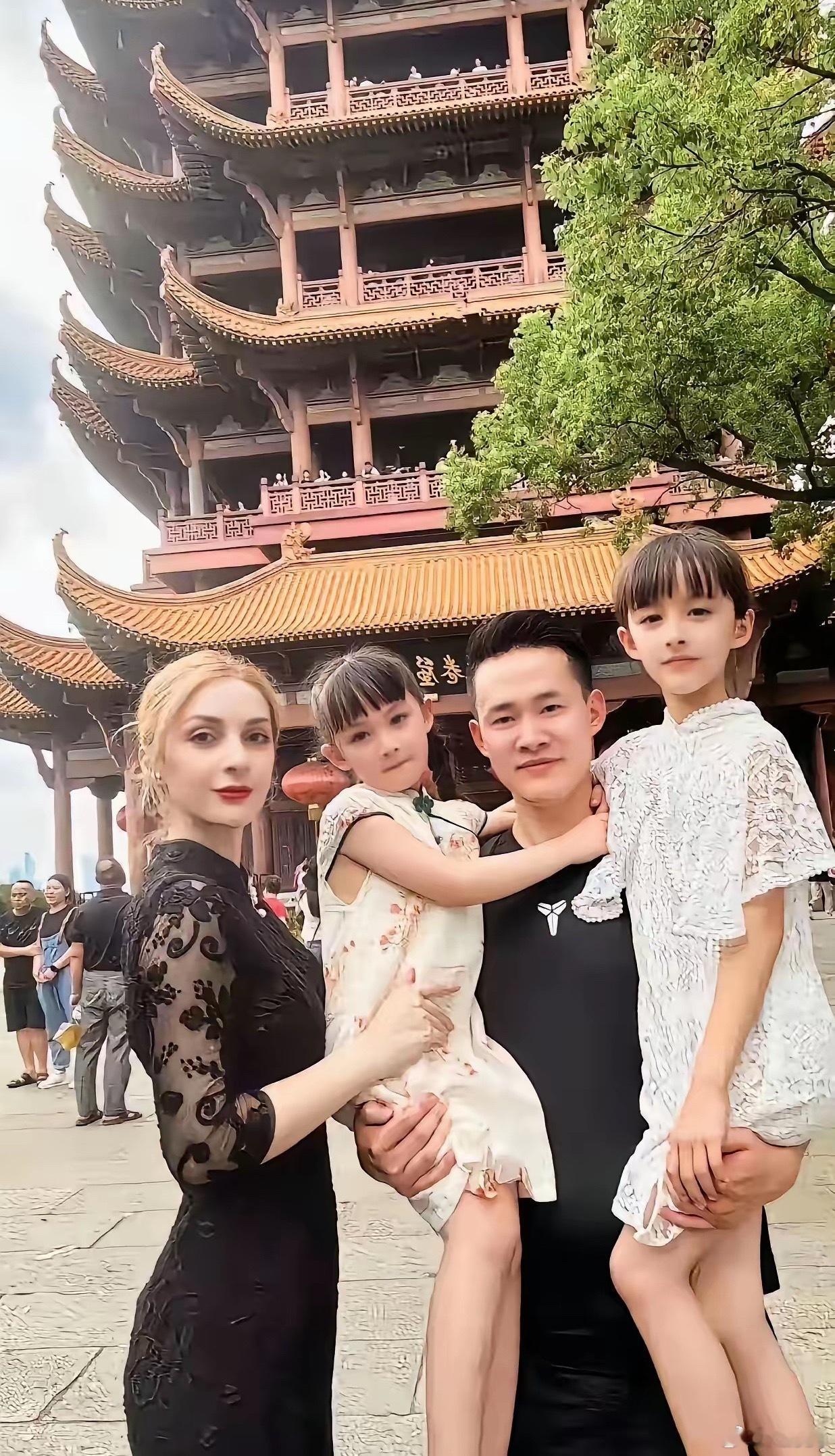 国外基因是强大，这两个闺女都像妈妈，黄头发，高鼻梁
