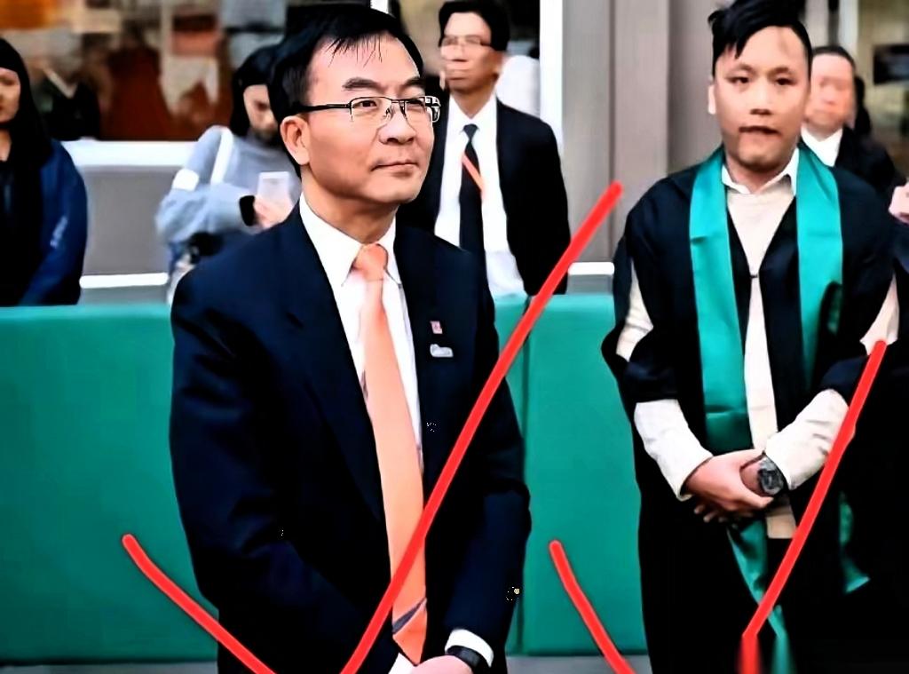 校长当着一千多人的面，直接叫停了毕业典礼。就因为国歌响起时，有两个学生，不仅不