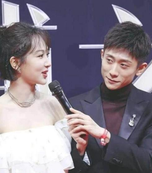 一次，杨紫问张一山：“听说你暗恋了我十多年了？”张一山嘿嘿一笑，反问道：“那你爱