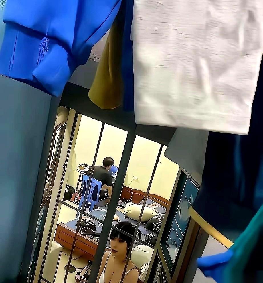 隔壁小孩的哭声，准时得像闹钟。楼上的脚步声，沉重得像我今天下午的心情。我猜，全