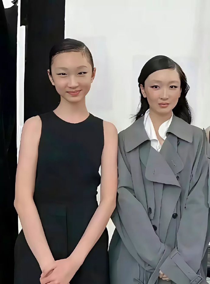 周冬雨与替身的合影，感觉都分不清楚哪个是本人了​​​