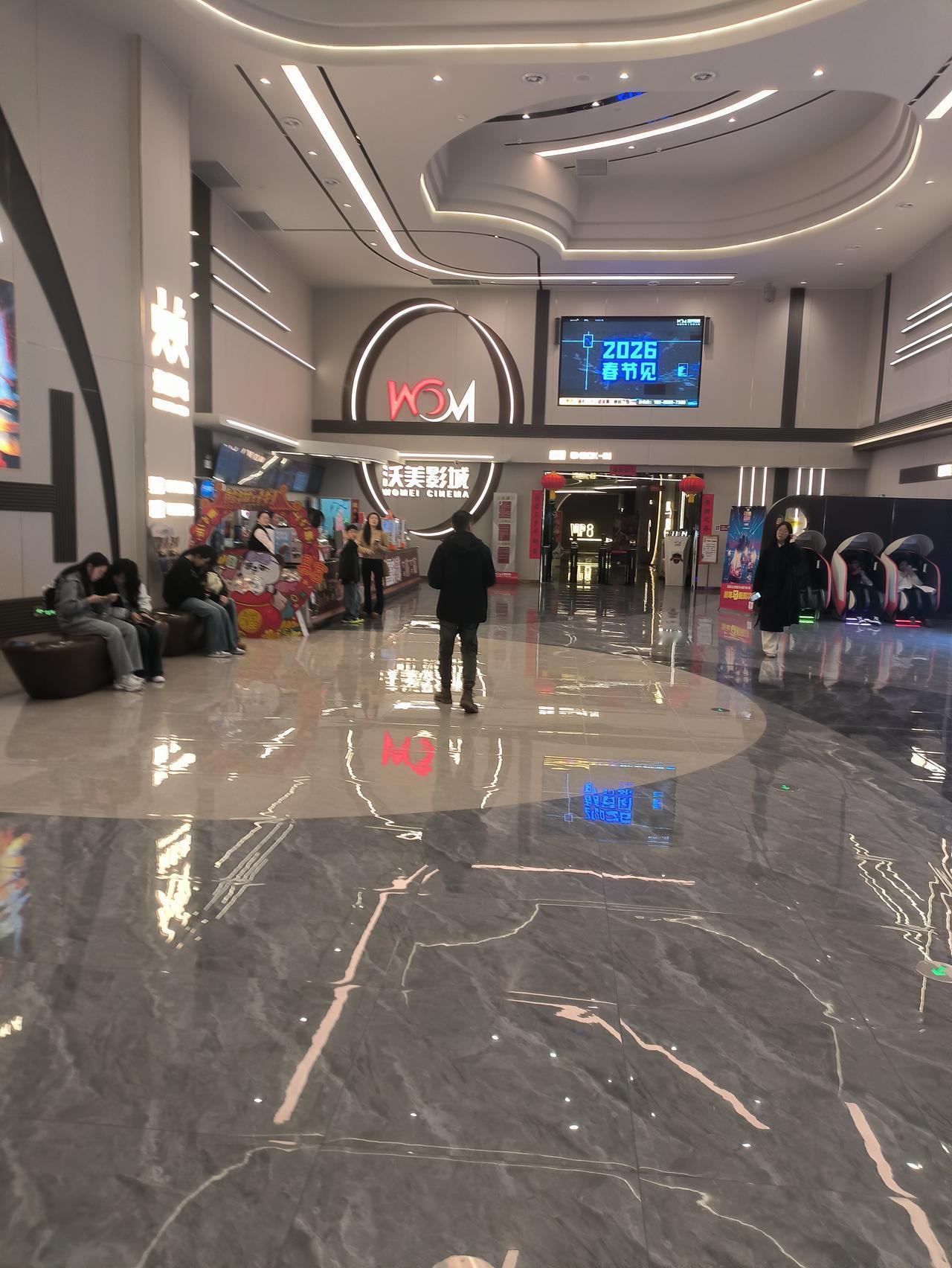 电影行业真是全面衰败了。今天不过年，初四来到电影院看一看，原以为人山人海。结