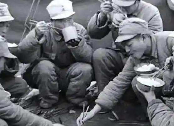 1940年，山东一大娘给八路军煮了浓稠的小米粥，饥饿的战士们狼吞虎咽。可一旁的班