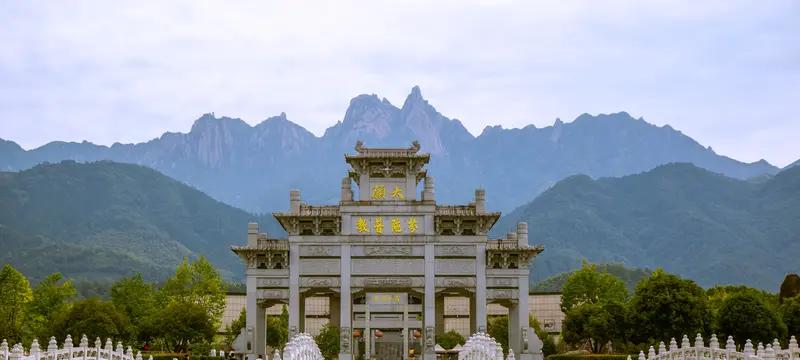 地藏王菩萨的道场在安徽九华山，它可是中国四大佛教名山之一。中国四大佛教名山分别是