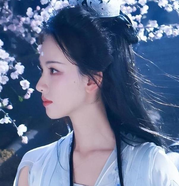 近日，吴磊与陈都灵因古装剧《剑来》首次搭档，引发广泛关注。《剑来》改编自烽火戏