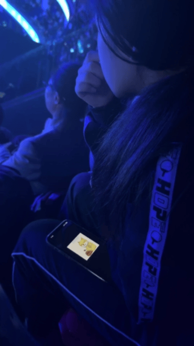 佳佳在看台为莎莎敲木鱼，真的是最好的小姐妹。这一刻立刻就想到了，世界杯看台，在