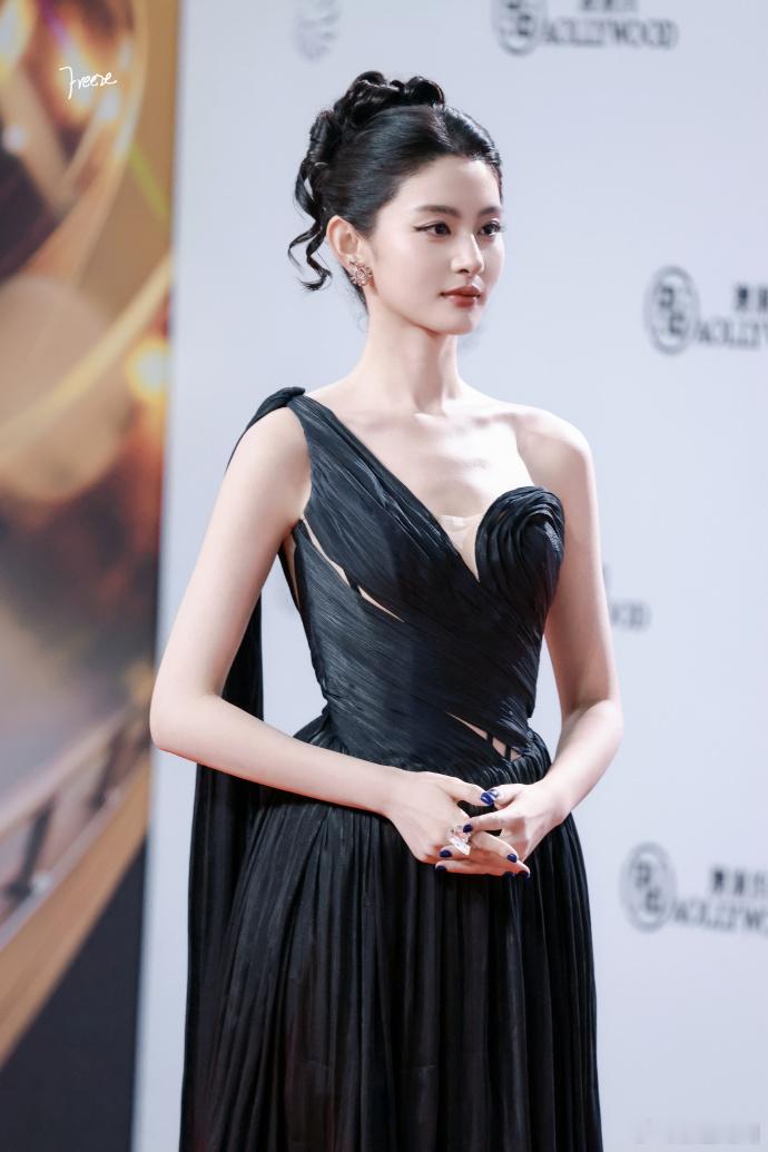 赵晴古典美人气质赵晴肩颈线条赵晴古典美人气质真的是太让人觉得心动和着迷了，咱们