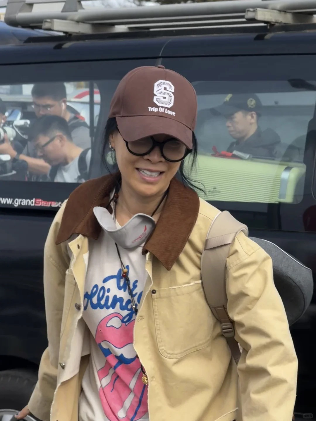 那英的衣品没得说，真的很会穿！这次的穿搭很让人种草，以休闲风为主，巴恩风的夹克外套，领口做了深咖的拼